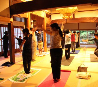 お寺でヨガ？！阿井の妙楽寺でリラックス。