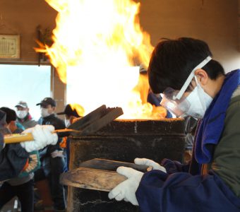 燃え続ける炎！小学生がたたら体験学習。